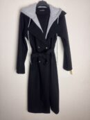 Gabardina detalle capucha