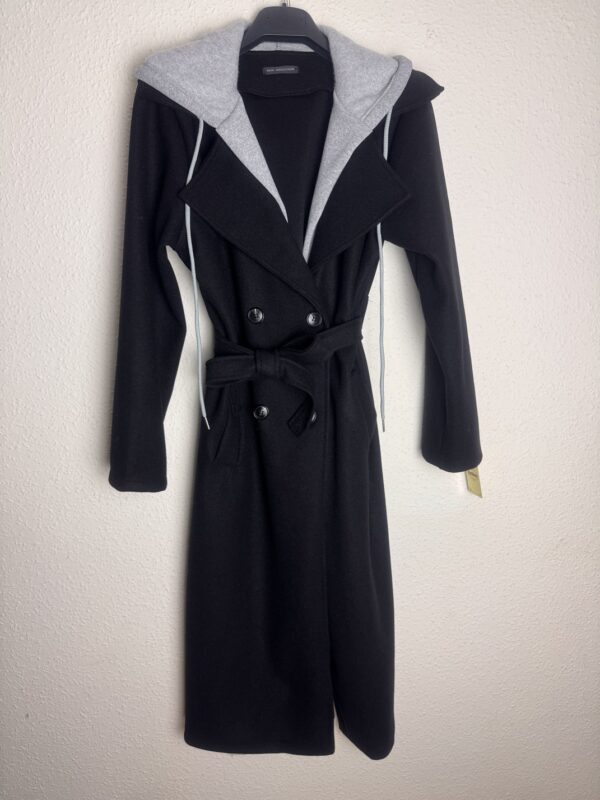 Gabardina detalle capucha