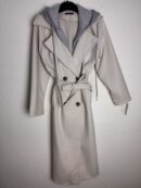 Gabardina detalle capucha