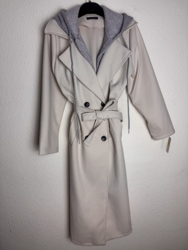 Gabardina detalle capucha - Imagen 3