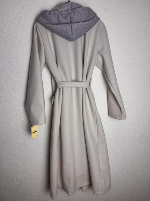 Gabardina detalle capucha - Imagen 4